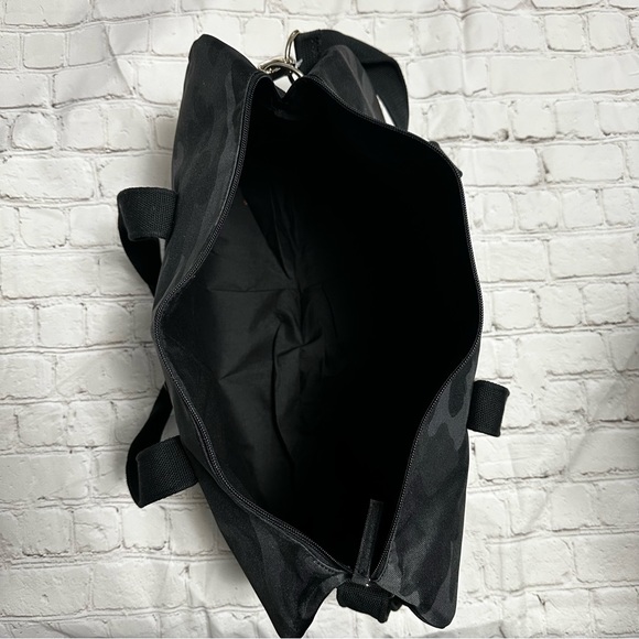 🆕dark camo duffel bag - Picture 6 of 6